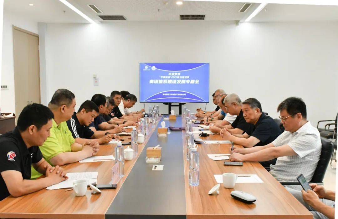 年夜学新颖人思萤（宋芸桦 饰），来到“等一小我”咖啡店打工，结识了咖啡冲调手艺崇高高贵，任何客人点的特调咖啡都能做获得的超酷拉子——阿不思（赖雅妍 饰）、天天都看似无所事事的神秘斑斓老板娘（周慧敏 饰），和她的暗恋对象－喜好坐在固定坐位，看似身旁女友不竭的泽于（张立昂 饰）。                                      在年夜学里具有很多古怪传说的学长阿拓（布鲁斯 饰）和一群老友到“等一小我”喝咖